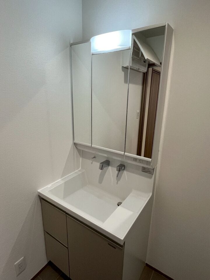 大きな鏡のついた洗面台です。