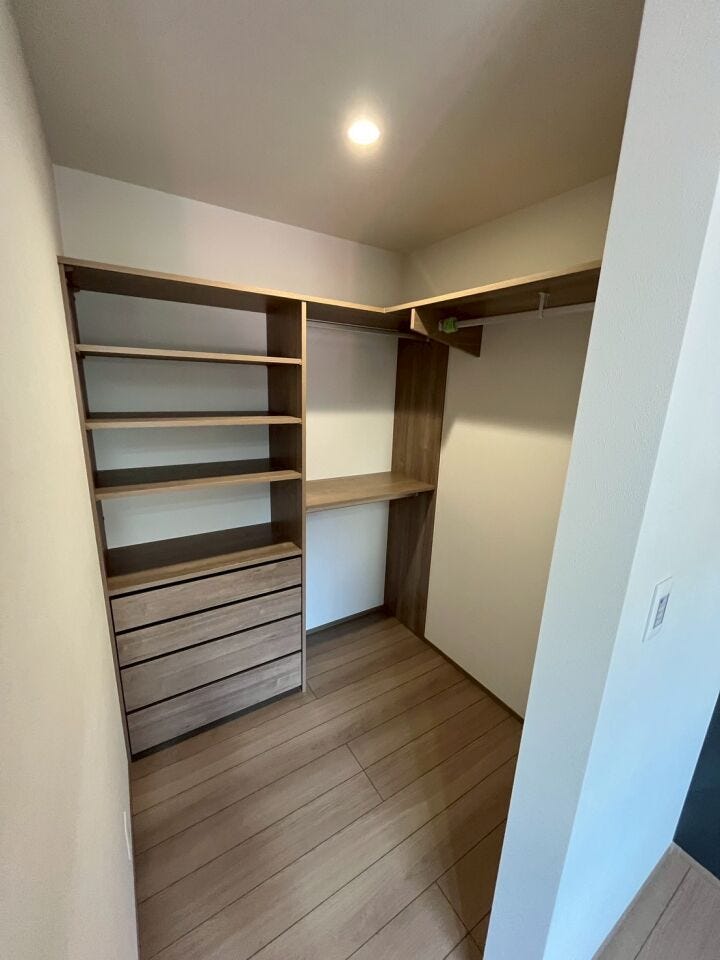 約6畳の洋室にはウォークインクローゼットがついています。