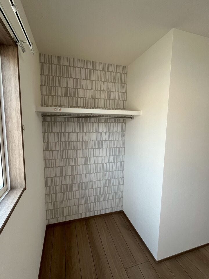 約4.5畳の洋室にはオープンクローゼットがございます。