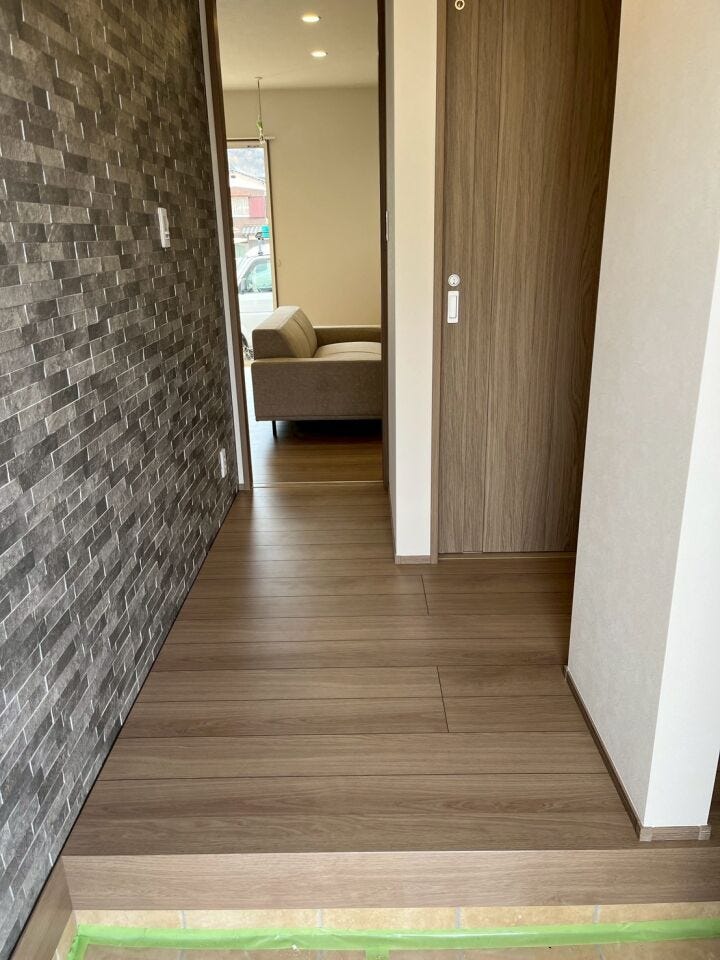 玄関の壁はデザインクロスになっており、おしゃれです。