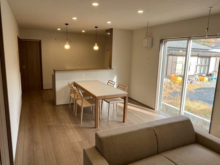 明るいリビングは約18畳の広さがございます。
※家具はイメージです。