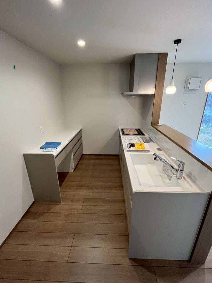 白を基調とした清潔感のあるキッチンです。