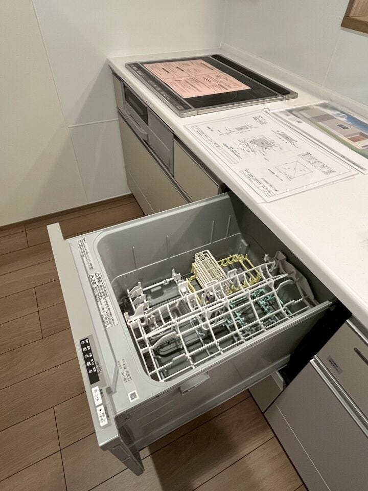 食事の後の片付けに便利な食器洗浄乾燥機付きです。