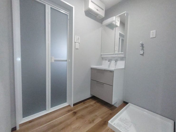 ■□■洗面所■□■脱衣所、洗面所は小さなプライベートスペース。歯磨き、洗顔と毎日施す個人空間。