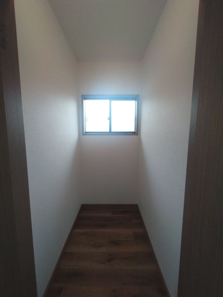 ■□■ウォークインクローゼット■□■住まいの快適性を左右する収納は 欲しい場所に使い勝手のよい形で確保しています。生活しやすい環境を収納から作り出します。