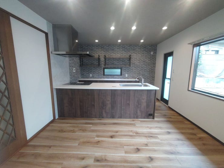 ■□■キッチン■□■ご家族に背を向けて料理をする、孤独な作業場ではありません。リビング・ダイニングを見渡せるオープンな設計は、家族の誰もが中心にいる一体感を生み出します 。