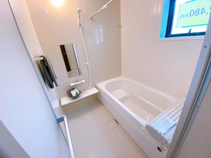 足を充分伸ばせるほどの広さの浴室は一日の疲れもすっきり。窓付きで、お掃除の換気にも便利です。浴室乾燥機能付きでカビも生えにくくお掃除も楽々ですよ。