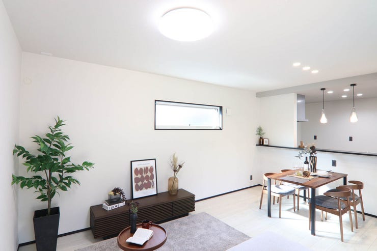 大きな窓からの採光により、お部屋が明るくなります。