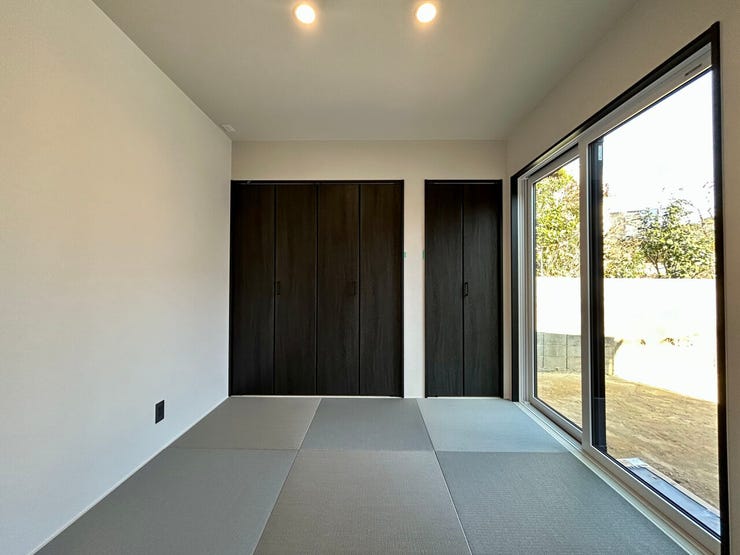 4.5帖の和室には収納スペースがあります。