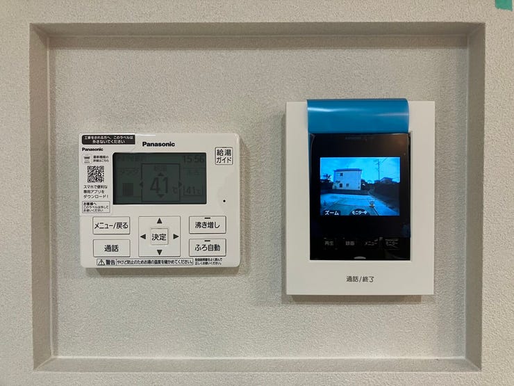 右:モニター付きインターホン(室内側)
左:エコキュートモニター(室内)