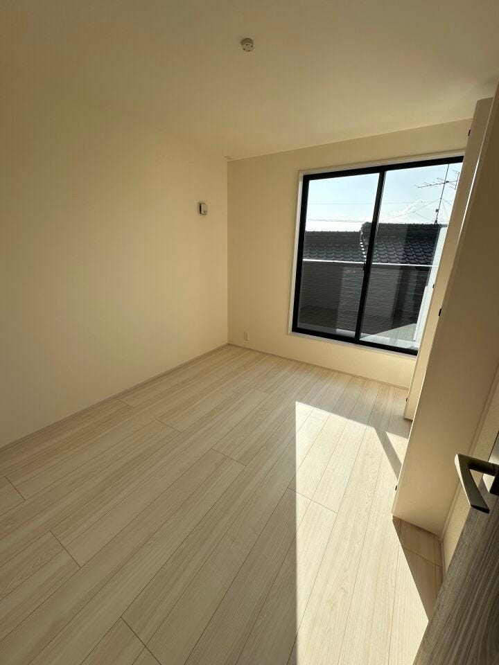 窓は遮熱断熱の複層ガラスを使用。断熱性能に優れ、夏の暑さや冬の寒さをやわらげます。