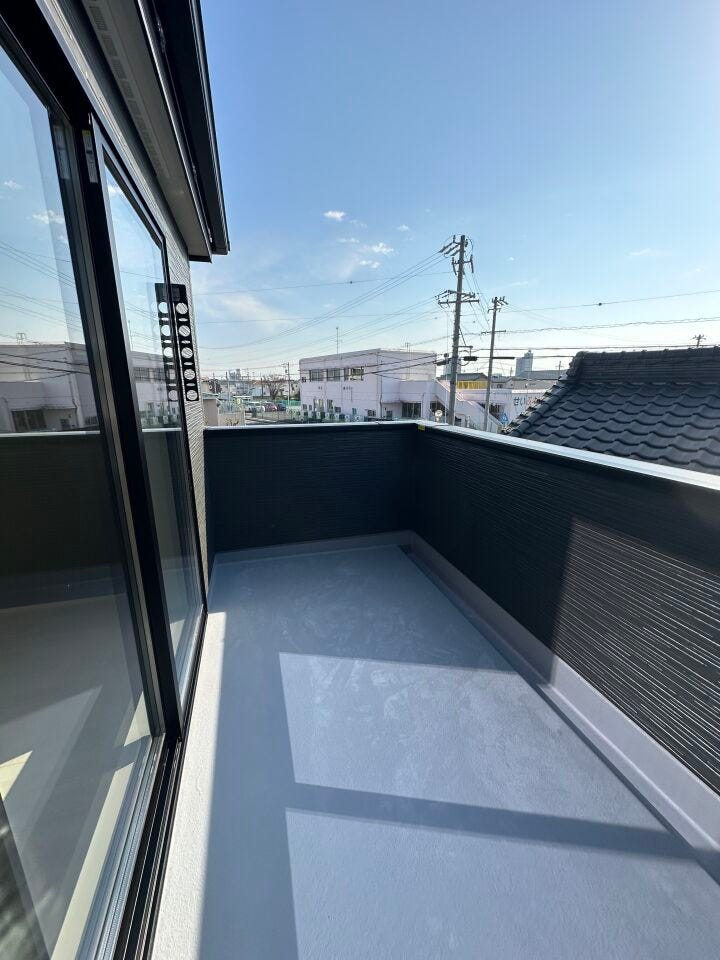 採光に優れたバルコニーです。晴れた日には、洗濯物がよく乾きます。