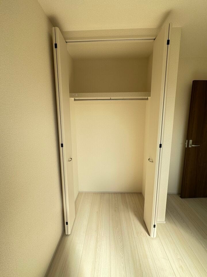 たっぷり収納スペースがあるウォークインクローゼット。