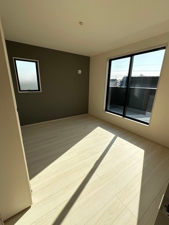 窓は遮熱断熱の複層ガラスを使用。断熱性能に優れ、夏の暑さや冬の寒さをやわらげます。