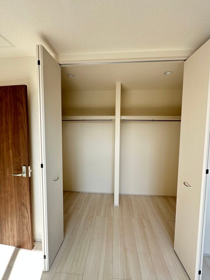 たっぷり収納できる大型クローゼットが設置してあります。