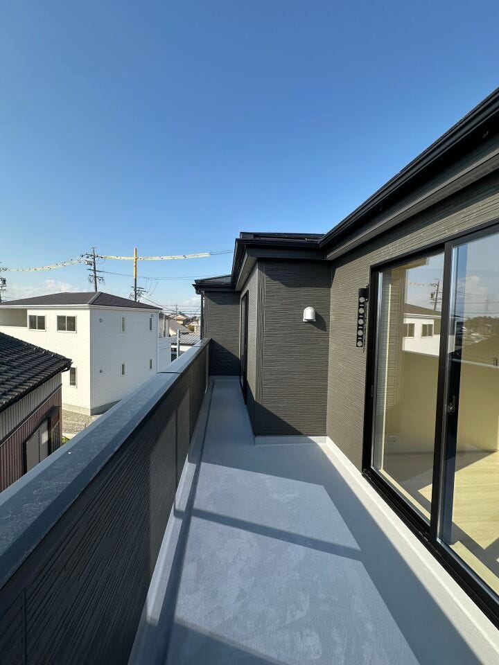 採光に優れたバルコニーです。晴れた日には、洗濯物がよく乾きます。