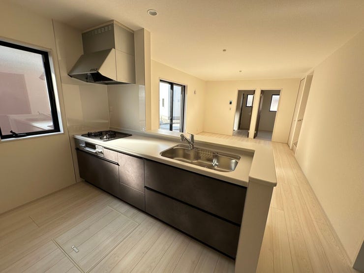 安全センサー搭載のSIセンサーコンロ、拭くだけキレイのステンレス製。キズが目立たないエンボス加工です。