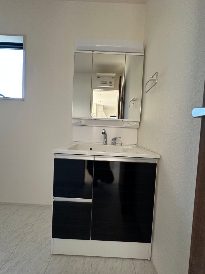 ボトル類や小物もサイドに収納でスッキリ、ワンタッチで切り替えOKのシャワーヘッドで便利です。