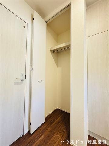 ≪1F廊下≫
外遊びの道具や防災用品など、かさばる荷物をまとめて収納できます。玄関周りをすっきり保てます。