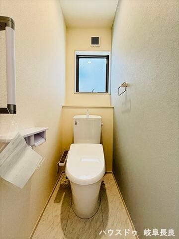 ≪2F≫
窓から自然光が入る、明るく清潔感のあるトイレです。こまめな換気が可能で匂いや湿気がこもりにくく、いつも気持ちよく快適にご利用いただけます。