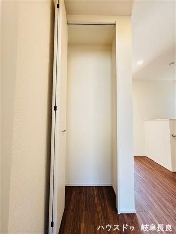 ≪2F廊下≫
あると嬉しい廊下収納は掃除用品を入れたり、各部屋に収まりきらないものを収納したりと重宝します♪