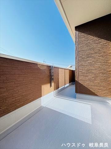 日当たりと風通しの良い明るいバルコニーです。洗濯物干しはもちろん、外の空気を感じるリフレッシュスペースとしても活用できる開放的な空間です。