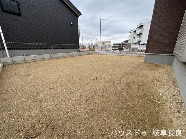 遊具を置いたり、砂遊びをしたり、お子様と一緒に楽しめるお庭になりそうですね。