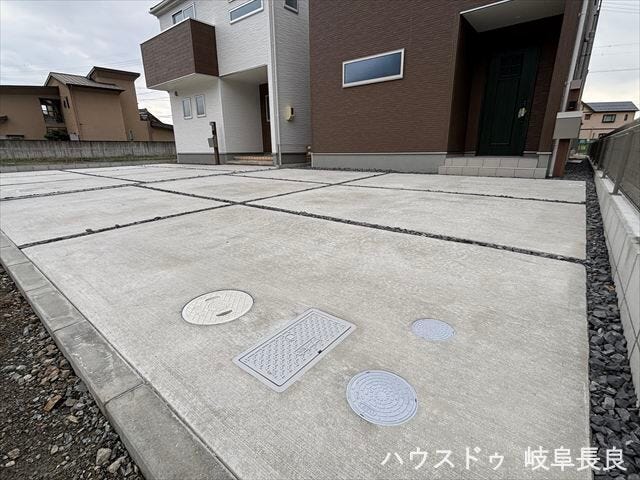 道路とフラットな駐車スペースで、車庫入れ時の段差の心配がありません。車の出し入れがスムーズで、荷物の積み下ろしも楽に行える、安全で快適な設計です。