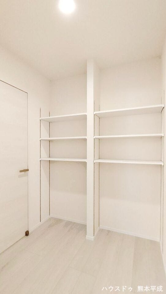 広々パントリーは玄関からも入れます!
使い道は無限大です☆