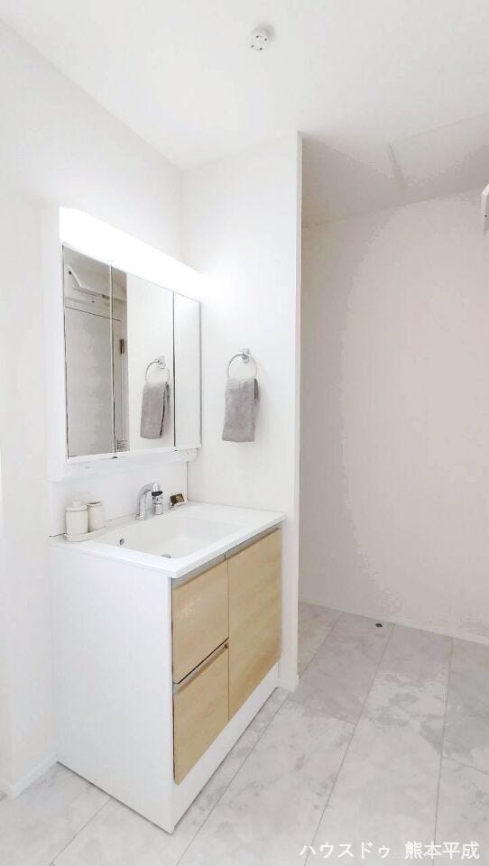 身だしなみ確認がしやすく、収納量が多い3面鏡の洗面台です!