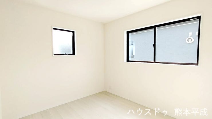 窓からたっぷりと陽が差し込む明るい部屋です♪