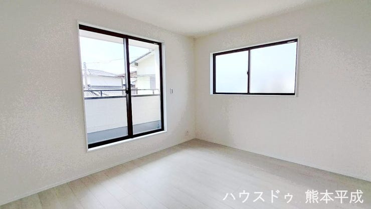 大きな窓からバルコニーにつながっており、きれいな青空を見ることができます☆