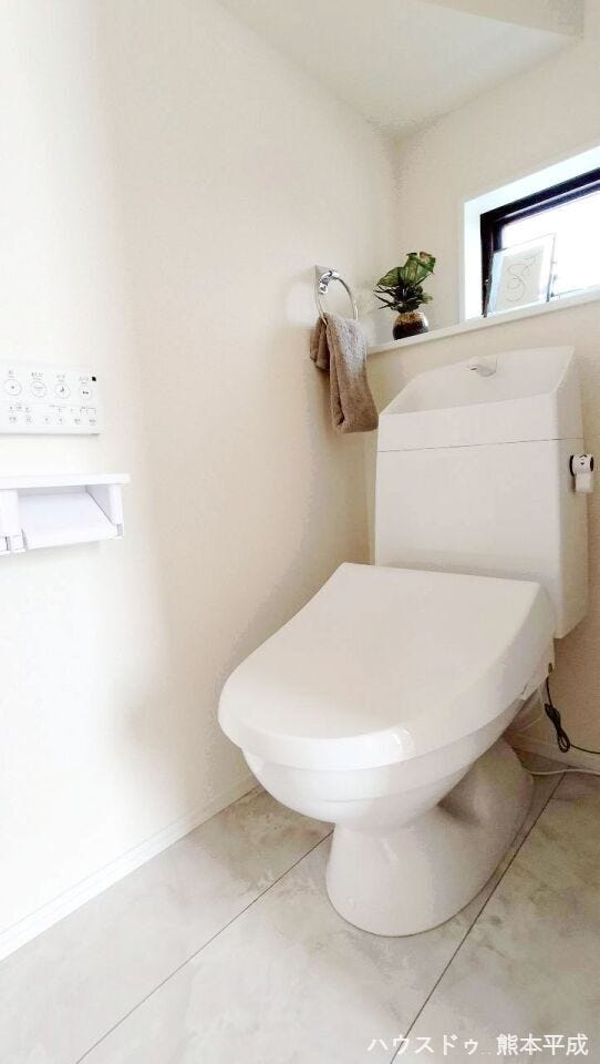 階段下のスペースを無駄なく利用したトイレです!