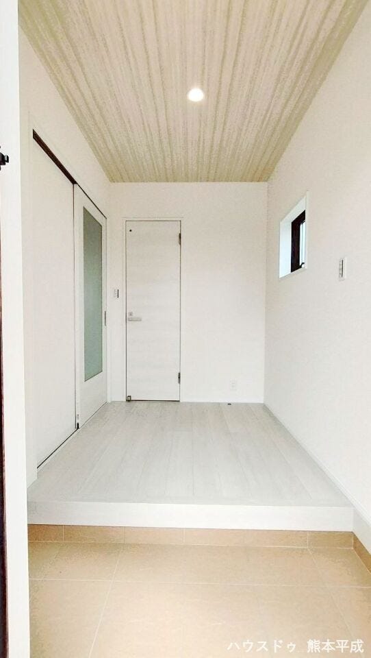 白を基調とした清潔感のある玄関です♪