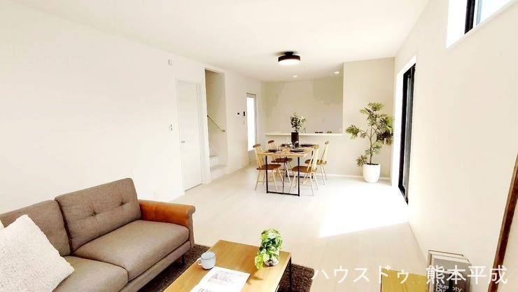 広々としたリビングでキッチンともコミュニケーションをとれる家族団らんの部屋です!