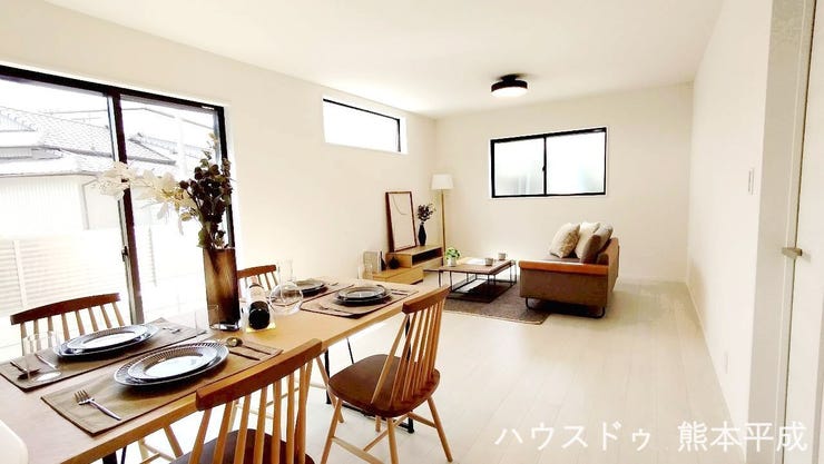 南向きの窓からたっぷりと陽が差し込む明るいリビングです!
※家具は展示用となっております。