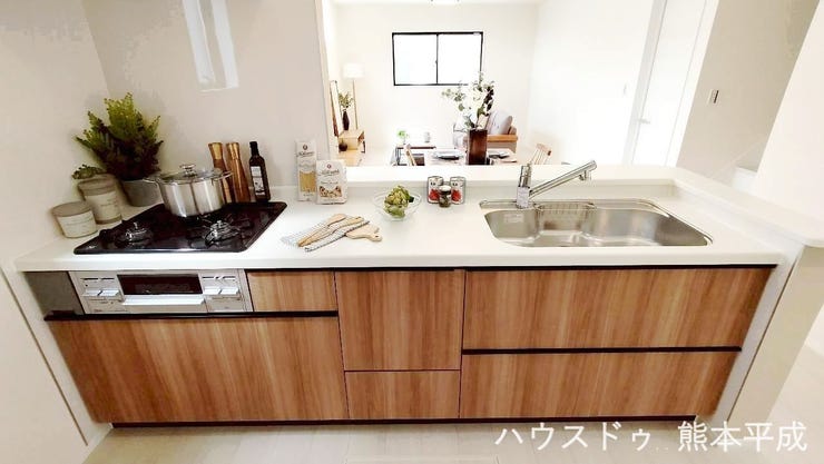 床下収納も付いた収納スペースたっぷりの、使いやすいシステムキッチンです!