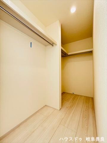 ≪6.5帖洋室≫
バルコニーとつながっている洋室なので、乾いたお洋服を直接かけることができ、家事も楽になります。