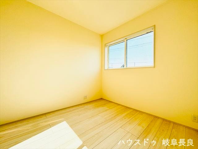 ≪5帖南側≫
南側の洋室は、日差しがたっぷりと降り注ぎ、明るく開放的な空間で、朝の光を感じながら爽やかなスタートが切れる場所です。