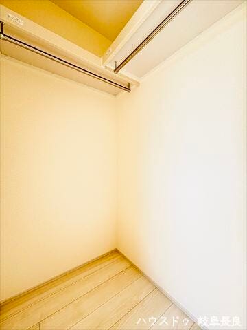 ≪5帖南側洋室≫
新たに家具を買わなくても良いので、ハンガーパイプ付きのクローゼットは嬉しいですね。