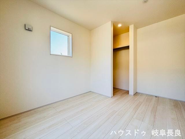 ≪5帖北側≫
北側の洋室は、柔らかな自然光が差し込む落ち着いた空間。静かな環境で、ゆっくり読書や趣味の時間を楽しむのにぴったりな部屋です。