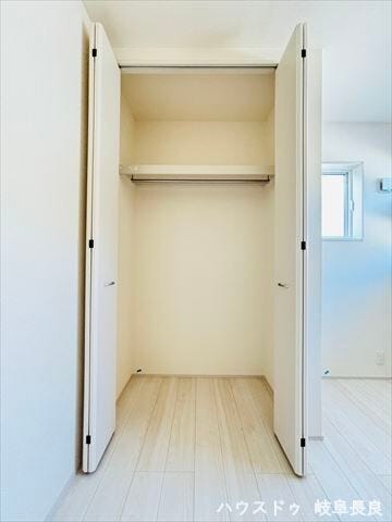 ≪5.4帖洋室≫
衣類を吊るすスペースに加え、枕棚でバッグや収納ケースも効率よく整理。スペースを活かした収納力で、お部屋を広く使える便利なクローゼットです。