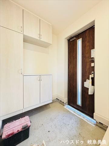 シンプルでモダンなデザインの明るい玄関です。機能的な収納を備え、ご家族やお客様を心地よくお迎えします。住まいの第一印象をスタイリッシュに演出する空間です。