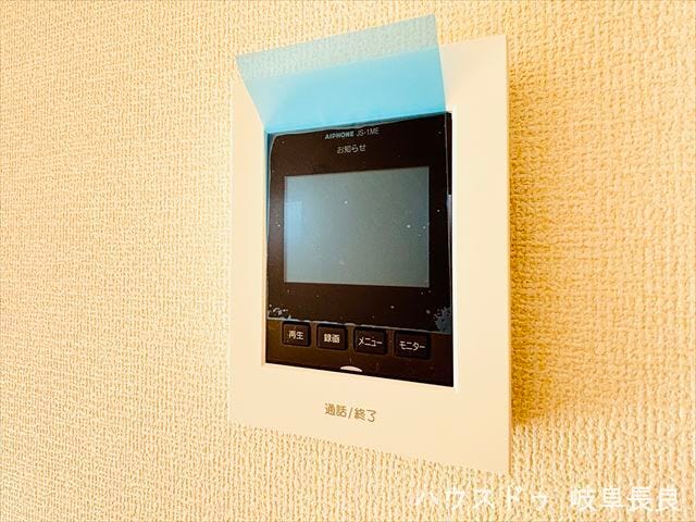 ≪モニター付きインターホン≫
インターフォンで、敷地に入る前に来訪者をしっかり確認できます。セキュリティを高める安心の設備で、ご家族の安全を見守ります。