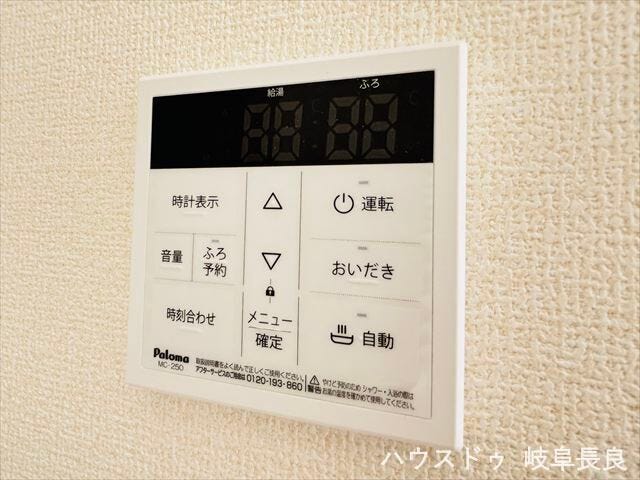 ≪給湯パネル≫
寒い日でもすぐに温かいお湯を使える、便利な追い焚き機能を搭載。給湯パネルで温度設定も簡単です。快適で経済的なバスタイムを実現します。