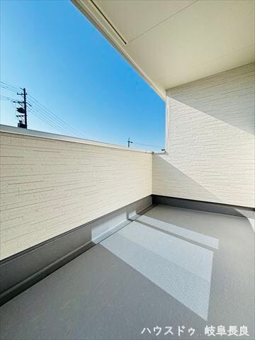 奥行きがあるバルコニーです。天気のいい日には日向ぼっこ、夜には星空を眺める贅沢な空間です。