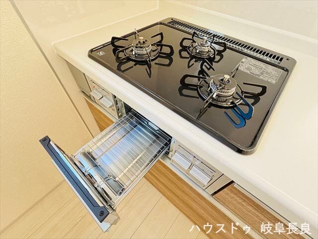 ≪コンロ≫
使い勝手が良いガスの3つ口コンロ!忙しい時でも効率よく調理が可能。グリル付きなので毎日の料理がさらに楽しくなります。