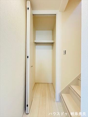 ≪1F廊下≫
階段横の収納スペースは生活に関する日用品を収納できます。廊下の空きスペースを有効活用し、居住空間を広々と使えます。