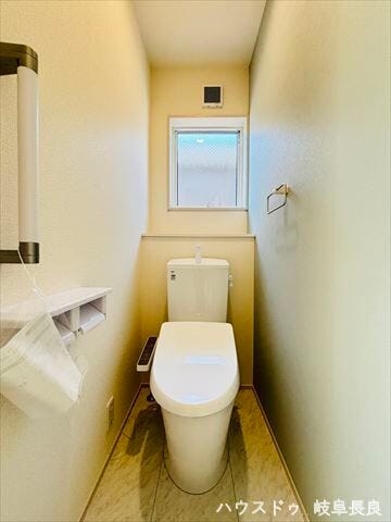 ≪2F≫
手すり付きなのでスムーズに利用できますね。小窓からは自然採光が取れます。