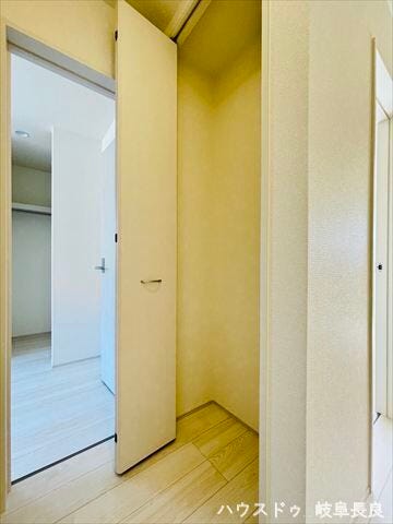 ≪2F廊下≫
かさばる日用品や季節の道具などをすっきりとしまえる便利な物入です。扉で中身を隠せるため、お部屋の生活感を抑え、常に整頓された空間を保てます。